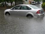 SADIK AHMET - Edirne'de Aşırı Yağış Nedeniyle Sele Dönen Yollarda Araçlar Mahsur Kaldı