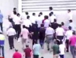 Türk bayrağını indirmek isteyen şahsa linç girişimi