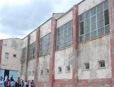 Kapalı Spor Salonu Harabeye Döndü