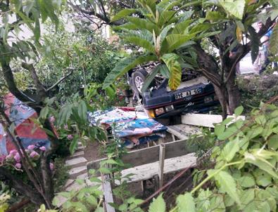 Otomobil Evin Bahçesine Yuvarlandı Açıklaması