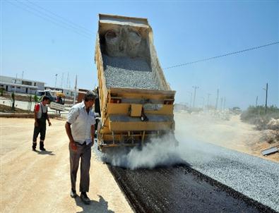 Erdemli Belediyesi Kumkuyu’nun Yollarını Asfaltlıyor