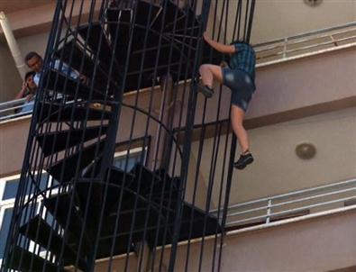 İntihar İçin Çıktığı Yangın Merdiveninde Dans Etti