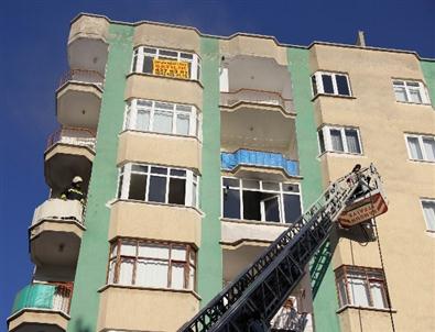 Kapısına İcra Memuru Gelen Kadın Evini Ateşe Verdi