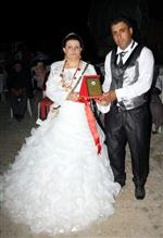 KARACAÖREN - Muhtardan Evlenen Çiftlere Plaketli Kutlama