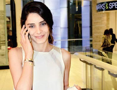 Nur Fettahoğlu tatil alışverişinde