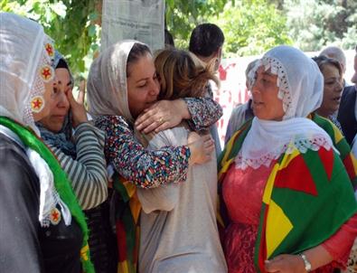 Örgüte Katılan 'kırmızı Fularlı Kız'ın Annesi Diyarbakır’da