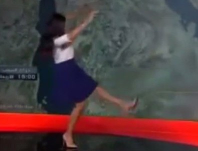 Kadın Spiker Canlı Yayında Yere Düştü