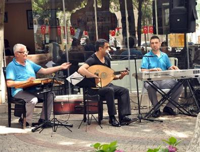 Emekli Amcalar ve Teyzeler Lokalin Keyfini Çıkardı