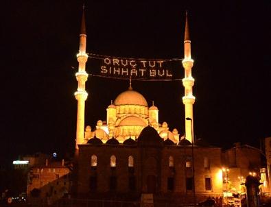 Minarelere asılan mahyalar İstanbul’u aydınlattı