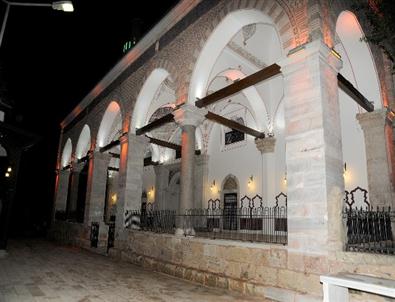Muradiye Camii İlk Günkü İhtişamıyla İbadete Açıldı