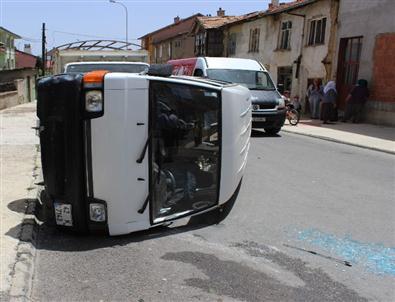 Seydişehir’de Otomobille Minibüs Çarpıştı Açıklaması