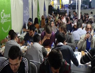 Sivas’ta Protokol İftarı Vatandaşlarla Beraber Yaptı