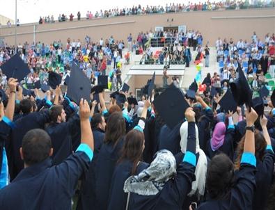 Üniversiteli Öğrencilerin Mezuniyet Sevinci