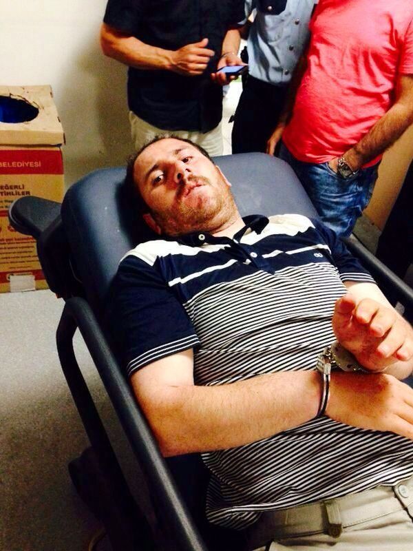 Türk bayrağını indiren kişi vuruldu