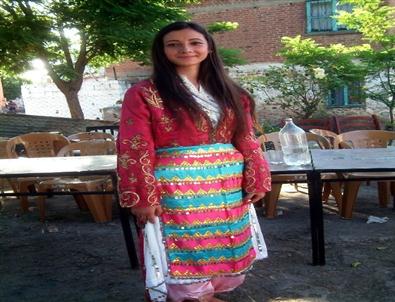 Genç Kızın 150 Yıllık Kıyafeti İlgi Gördü