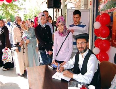 Ney ve Çiğ Köfteli İmza Günü