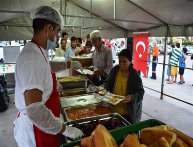 Mezitli Aşevi Yüzlerce Vatandaşa İftar Veriyor