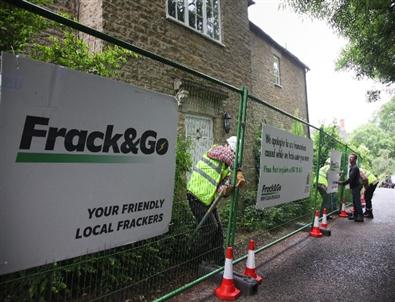 Greenpeace, Cameron’ın Evini Tel Örgülerle Kuşattı