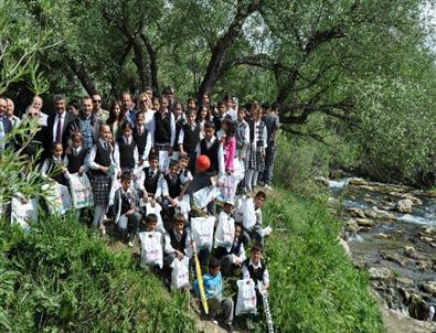 Edremit Engil Şelalesinde Okuma Şöleni