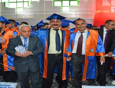 İki Kardeş 40 Yaşından Sonra Yüksekokul Bitirip Birlikte Mezun Oldular