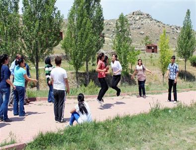 Yenifakılı’da Başarılı Öğrenciler Piknikle Ödüllendirildi