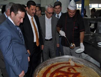 Demirci’de Mezun Olan Öğrenciler Aileleriyle Aynı Masada Keşkek Yedi