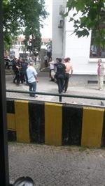 BURSA VALİLİĞİ - Valilik Önünde Kavga Çıktı, Çevik Kuvvet Müdahale Etti