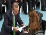 DENIZ GÖKÇE - Başbakan, Engelli Kadınla Yakından İlgilendi