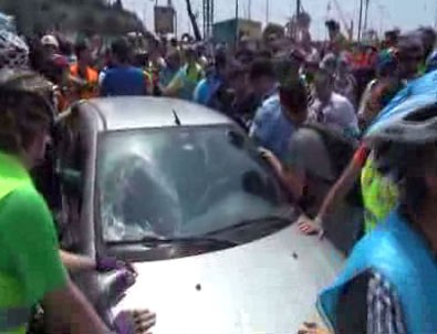 Kızgın sürücü bisikletçilerin arasına daldı