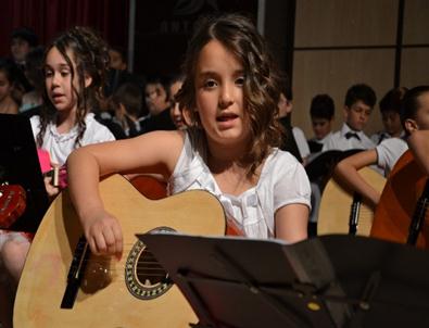 Minik Öğrencilerden Dev Orkestra