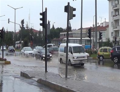 Sağanak Yağış Uşak’ta Etkili Oldu