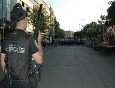 Adıyaman’da Bayrak Yürüyüşünde Gergin Anlar Yaşandı