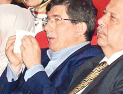 Bakan Davutoğlu gözyaşlarına hakim olamadı