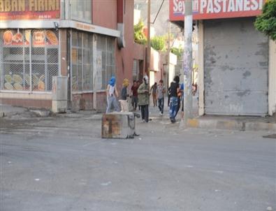 Cizre’de Toma aracı molotofların hedefi oldu