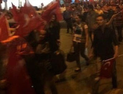 Mecidiyeköy'de 'bayrak indirme' olayına tepki protestosu