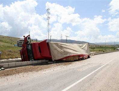 Suşehri’nde Lastiği Patlayan Tır Devrildi