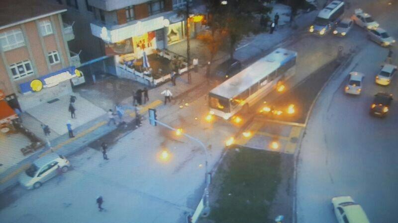 Başkent'te göstericiler belediye otobüsüne molotof ile saldırdı