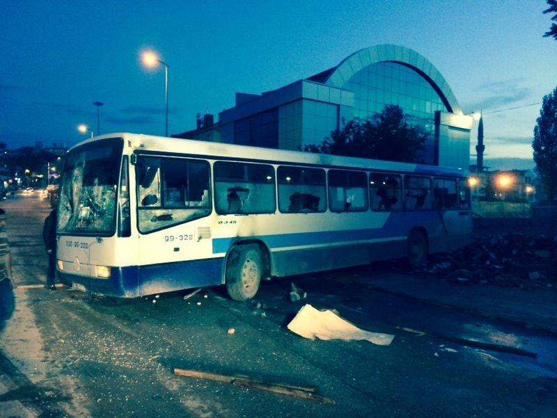 Başkent'te göstericiler belediye otobüsüne molotof ile saldırdı