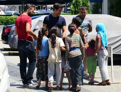 Çağatay Ulusoy çocuklara para dağıttı