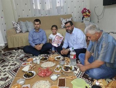 Kaymakam Sarı Vatandaşın İftar Yemeğine Konuk Oldu