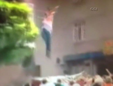 Patlama sonrası balkondan atlayan hamile kadın kamerada
