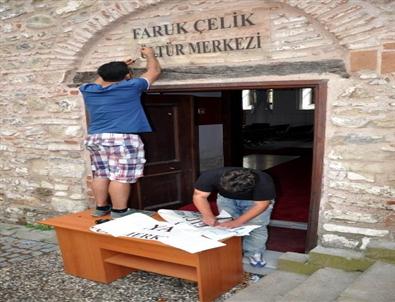 Tirilye'ye 'faruk Çelik'Tabelası Yaniden Yerine Takıldı