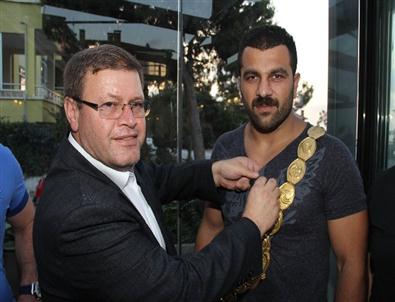 Güreş Ağasından Kırkpınar Başpehlivanı Fatih Atlı'ya Ödül