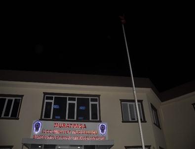 Karakolun Bahçesindeki Türk Bayrağını İndirmeye Çalıştı