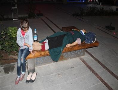 Kazada Yaralanan Hamile Annesinin Yanından Ayrılmadı