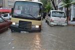 RÖGAR KAPAĞI - Şiddetli Yağış Nedeniyle Minibüs Yolda Mahsur Kaldı