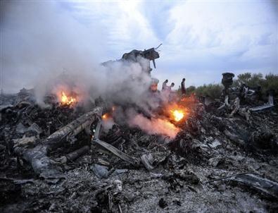 Malezya Uçağı Füzeyle Vurularak Düşürülmüş