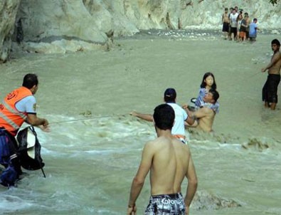 Saklıkent'te turistler selde mahsur kaldı