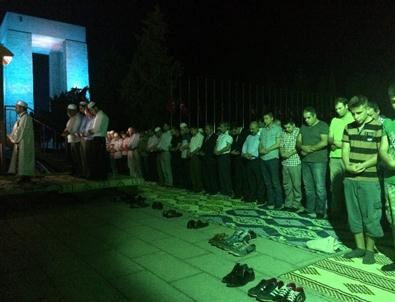 Şehitler Huzurunda Teravih Namazı