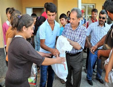 Akşehir Belediyesi Mevsimlik Tarım İşçilerine Erzak Yardımı Yaptı